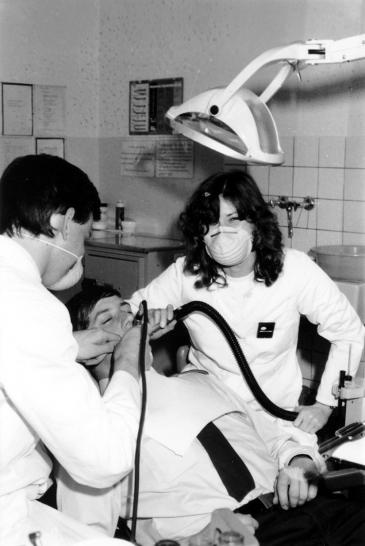 ca. 1982: Stabsarzt Dr. Ulmschneider und Frau Happel bei der Arbeit