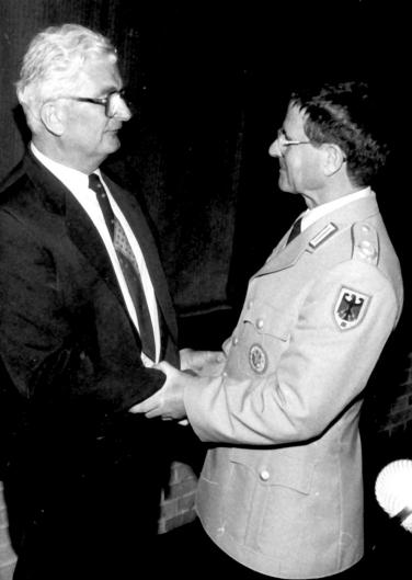 03.03.1983: OTL Hammerschmidt übernimmt das Kommando. Hier mit dem ehemaligen BtlKdr OTL a.D. Bucher