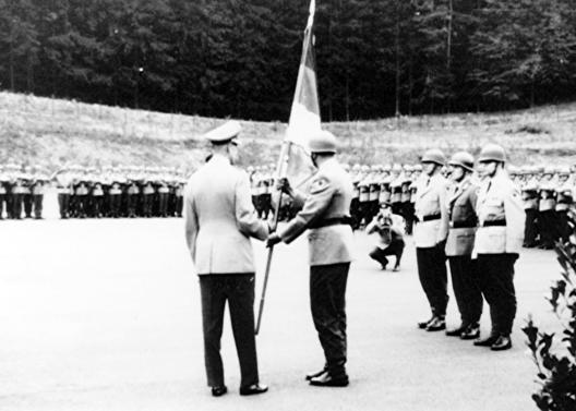 BrigGen Dr. Kublitz übergibt die neue Truppenfahne an den Bataillonskommandeur, Major Walter