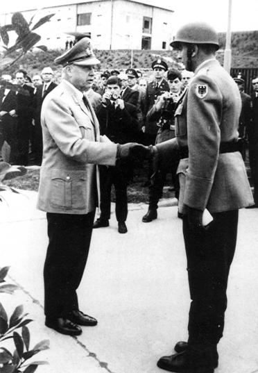 GenMaj Schaeder, der Befehlshaber im Wehrbereich IV, ernennt Major Walter zum Standortältesten. 