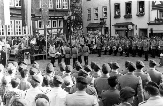 18.06.1993: Auflösungsappell NschBtlSw 320 auf dem Marktplatz in Herborn