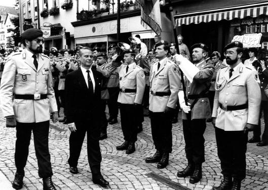 OTL Richter und Bürgermeister Sonnhof beim Abschreiten der Front