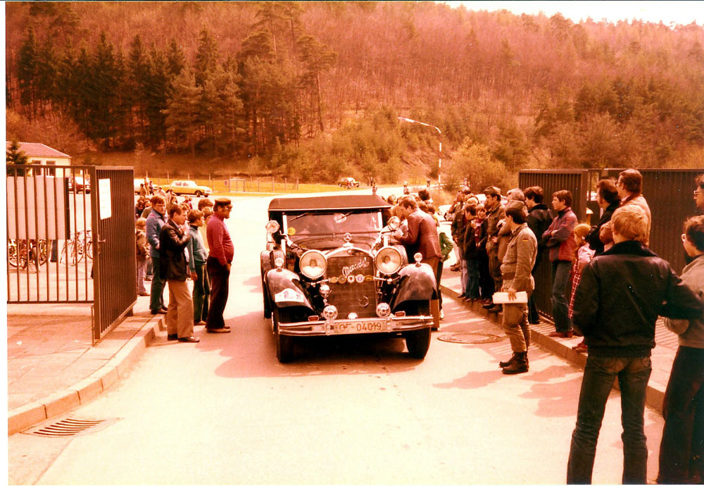 Ein Mercedes-Nürnberg Bj. 1931 fährt in die Aartal-Kaserne ein.Bären-Veteranen-Rallye 27. - 29. 04. 1979