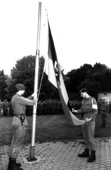 27.09.1993: "Holt nieder Flagge"