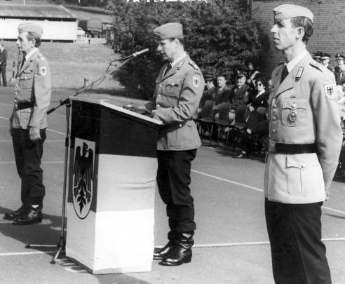 28.09.1977: KArtKdr Gen Rohde (li) überergibt das Kommando über das NschBtlSw320 an OTL Dr. Schikowski (re).