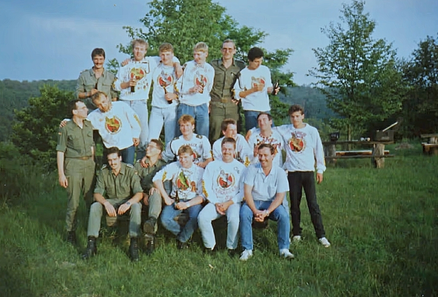 Abgänger mit Hauptmann Breme, Oberfeldwebel Mack (vorne rechts) und Feldwebel Fuchs (vorne links)