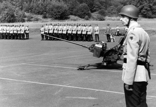 Major Overbeck kommandiert die Paradeaufstellung