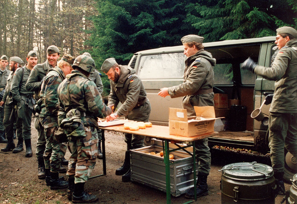 KpFw HptFw Thieme bei der Verpflegungsausgabe im Gelände