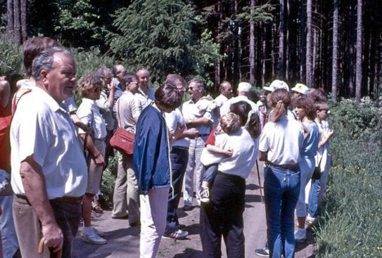 1984: Wanderung mit zivilen Gästen zum Standortübungsplatz