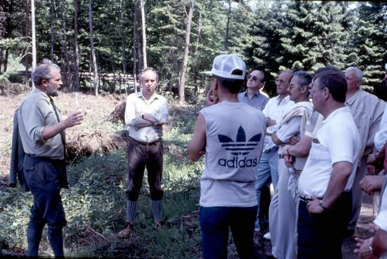 1984: Wanderung mit zivilen Gästen zum StOÜbPl. Links Dr. Kalbhenn u. Revierförster Helmut Feisel aus Herbornseelbach