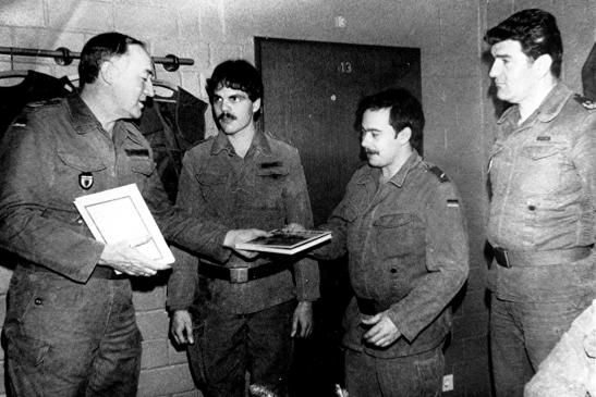 24.12.1982: Gen Altenburg, KG des III. (GE) Korps, inspiziert das Lager