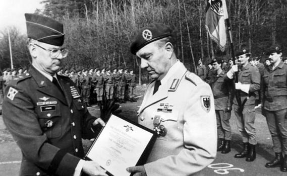 10.03.1986: BrigGen a. D. Golla (KArtKdr 3) erhält in der Aartal-Kaserne den US-Orden "legion of Merit"