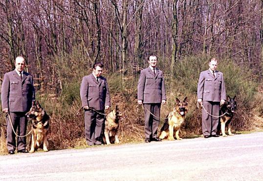 Die Diensthundführer der 2. und 3. Kompanie