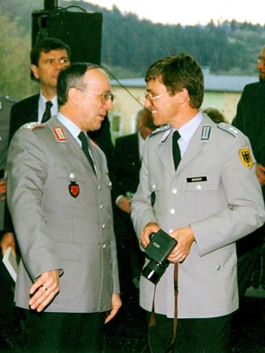 02. Mai 1966: S1Offz OLt Bender nutzt die Gelegenheit und fragt bei Oberst Fischer, dem KArtKdr 3, nach zusu00e4tzlichem Personal nach.