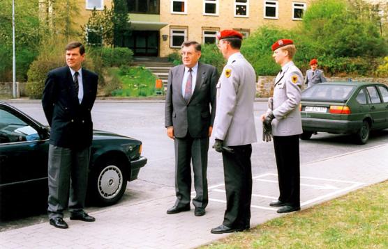 02.05.1991: Der Wehrbeauftragte Alfred Biehle war Ehrengast beim 25 ju00e4hrigen Jubilu00e4um der Garnison