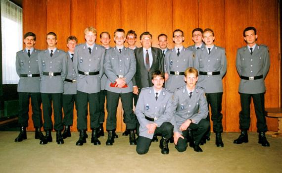 Der Wehrbeauftragte des Deutschen Bundestages, Alfred Biehle mit den Vertrauensleuten der Mannschaften.