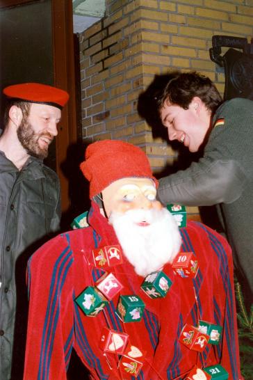 Advent 1990 bei 2. Kp: KpFw HptFw Thieme (li) bereitet den Weihnachtsmann vor.