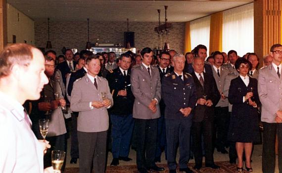 15.05. 1976: Die Garnison begeht ihr 10-jähriges Bestehen. Empfang in der OHG. Links BtlKdr  OTL Sutter.