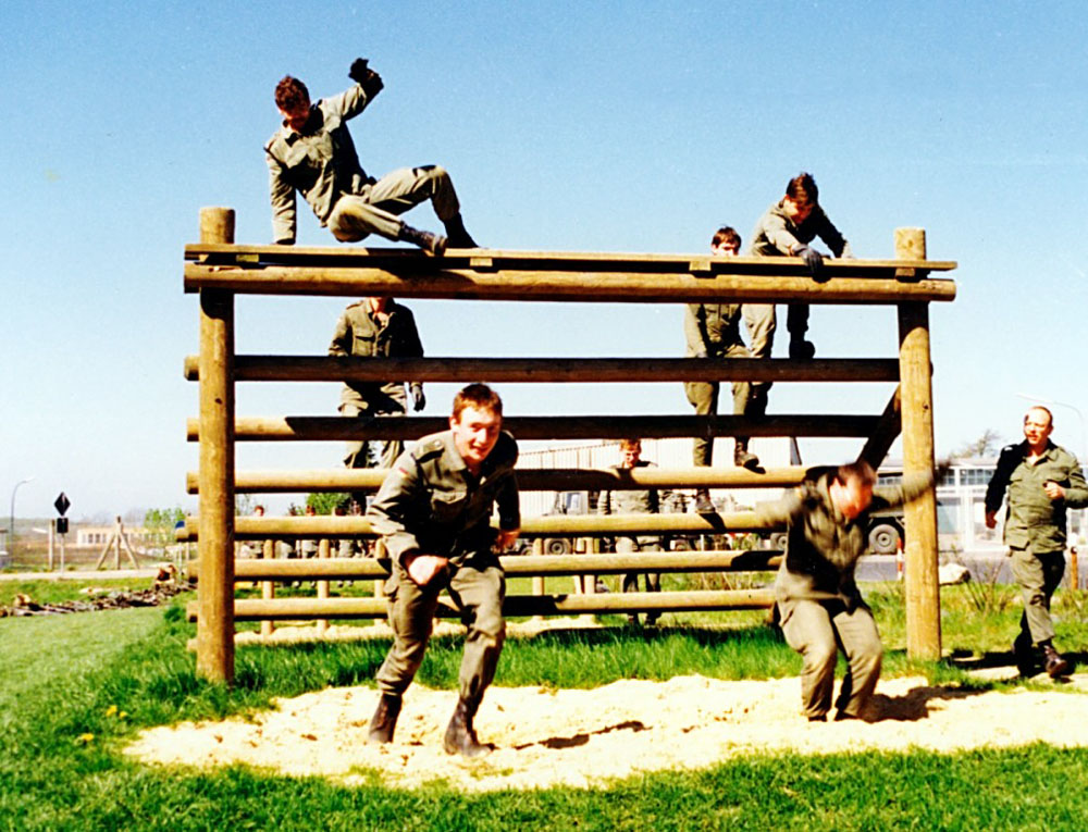 ca. 1990: 2. Kp beim Überwinden der Hindernisbahn auf dem TrÜbPl Schwarzenborn