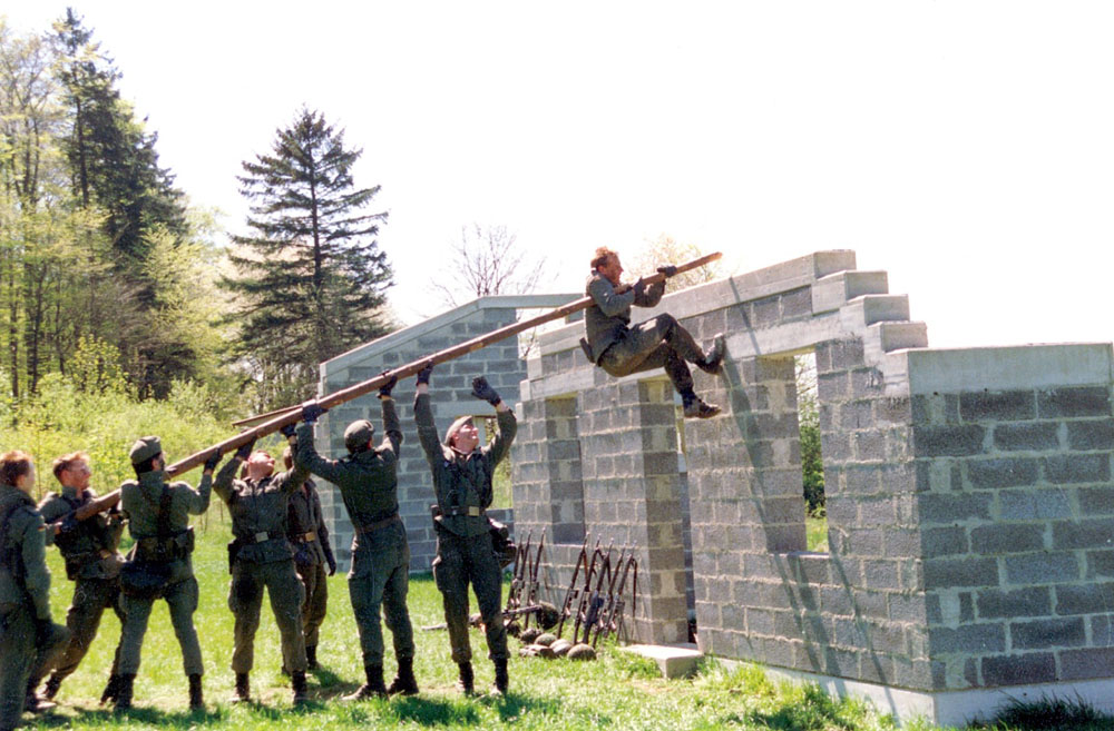 ca. 1990: Ausbildung im Häuserkampf auf dem TrÜbPl Schwarzenborn