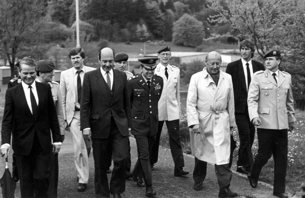 09.05.1986: 20 Jahre Jubilu00e4um. Ehrengast ist  Verteidigungsminister Dr. Manfred Wu00f6rner.