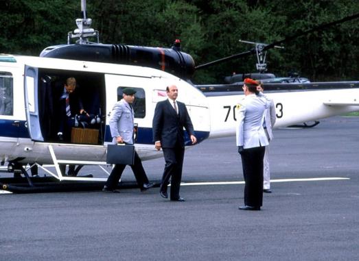 02.05.1986: Bundesverteidigungsminister Dr. Wu00f6rner landet auf dem Exerzierplatz. Meldung durch Major Gorholt.