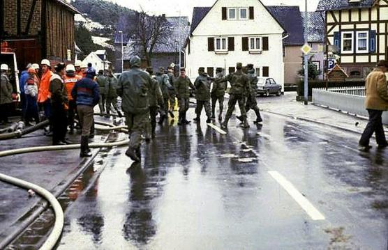 07.02.1984: Hochwasserkatastrophe in Herborn: Deutsche und amerikanische Soldaten unterstützen die zivilen Kräfte.