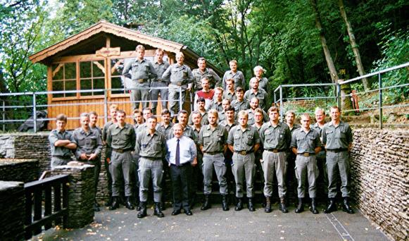 1987: BtlKdr OTL Schwarz mit Offizieren und Unteroffizieren im Korpsdepot Ziegenberg