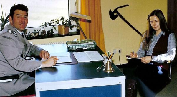 05.11.1979: OTL Rudi Busch wird neuer Kommandeur. Hier mit Chefsekretärin Frau Seelhof.