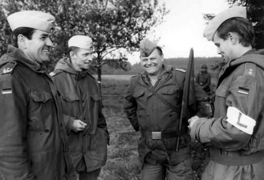 OTL Busch, Major Overbeck, HptFw Sohn und Hptm Oswald auf dem TrÜbPl Daaden