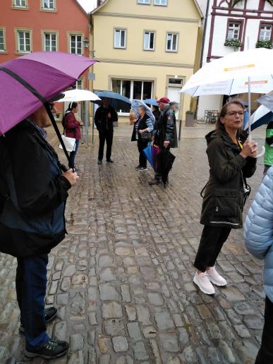 Vor dem Standrundgang am Rathaus