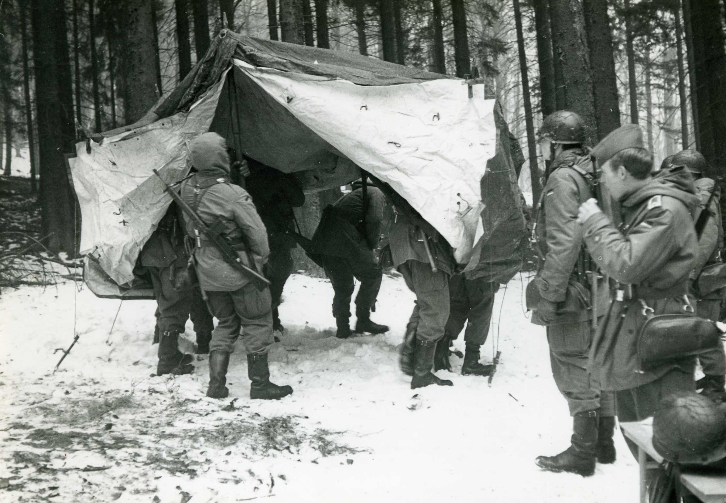 März 1969: 48-Std-Übung der 2. Kp. Aufbau des einzigen (!) verfügbaren Zeltes. Tische (für OrgMittel) und Stühle: Fehlanzeige. Kommentar Major Feiler: "Welch Armut".