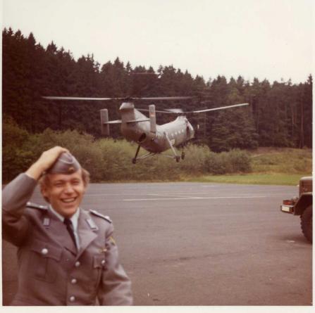 Tag der offenen Tür Sept.1972: Lt. Grüneberg, 2./TrspBtlSw 83. Im Hintergrund Transporthubschrauber Boeing Vertol H21