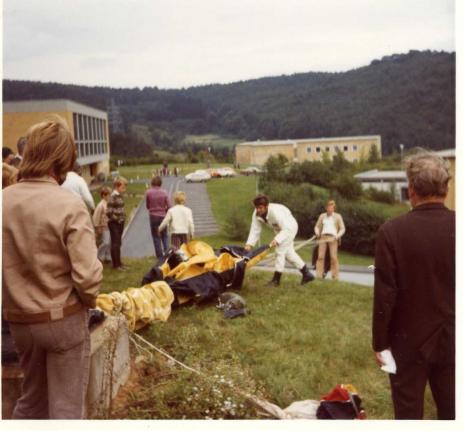 Tag der offenen Tür 1972: Zusammenlegen der Fallschirme nach den Vorführungen der Fernspähkompanie 300