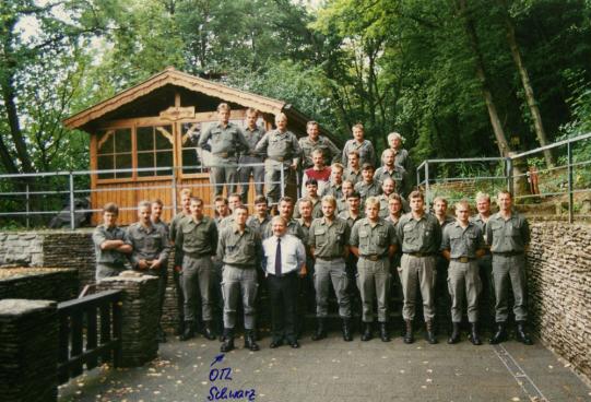 1987: BtlKdr OTL Schwarz mit Offizieren und Unteroffizieren im Korpsdepot Ziegenberg