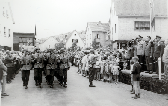 06.06.1966: Vorbeimarsch der FSpKp 300 in Herbornseelbach