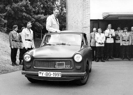 24.09.1991: Letzter Kommandowechsel beim NschBtlSw 320: OTL Gorholt verläßt Herbornseelbach symbolhaft in einem Trabbi in Richtung Erfurt.