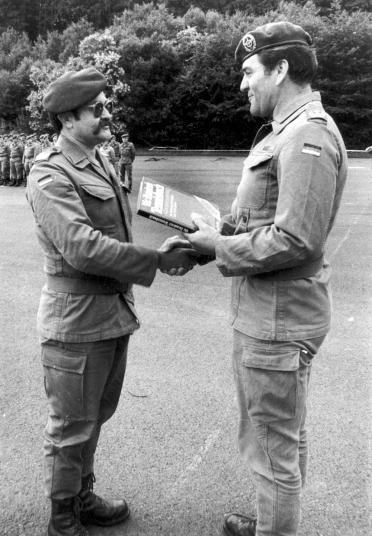 OTL Busch verabschiedet den KpChef 1. Kp,Major Maeyer, in den Ruhestand