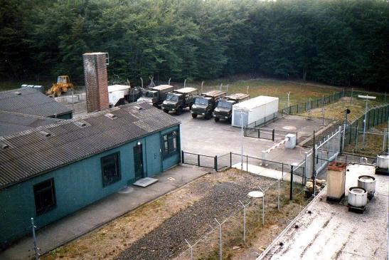 Blick vom Kontrollturm auf den Eingangsbereich