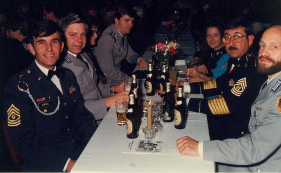 Standortball 1985 - Tisch der 2. Kp -