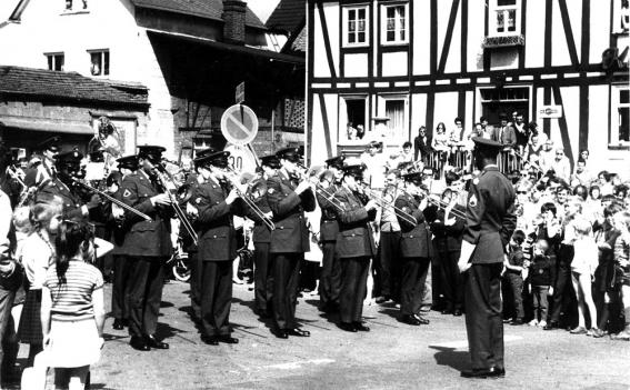 1968: US- Band gibt ein Standkonzert vor "Deckers"