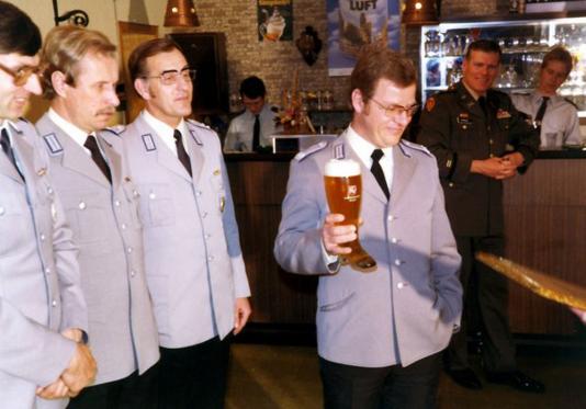 1977: Verabschiedung des stvBtlKdr u. S3StOffz Major Düllmann in der OHG