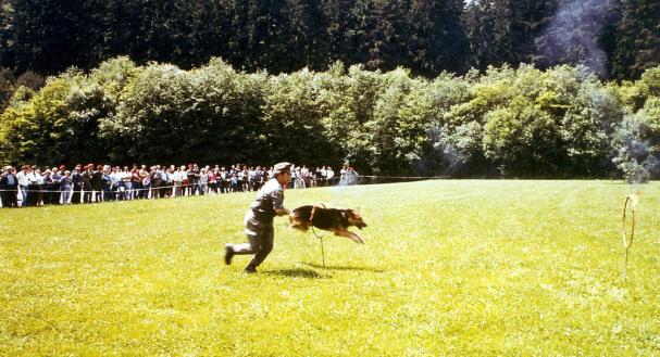 Siegfried Schmidt mit Hund beim Tag der offenen Tür