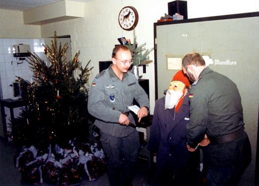 Weihnachten am VL Mun: OLt Lu00fcbberstedt und HptFw Thieme schmu00fccken den Weihnachtsmann